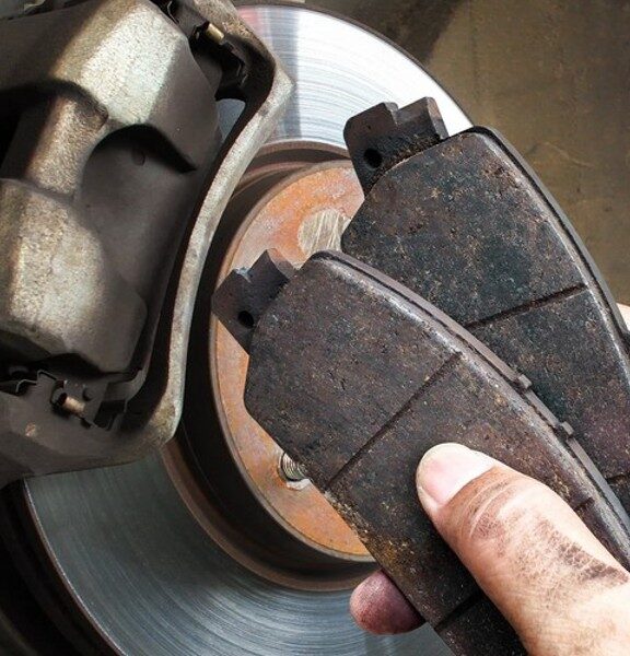 Zábavný pohľad na brzdové doštičky automobilov